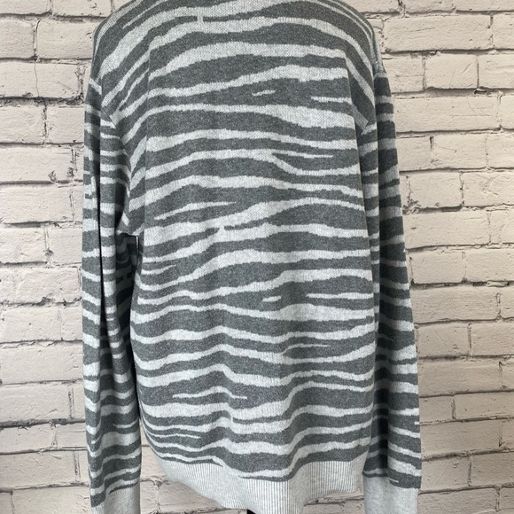 Ava & Viv Gray Animal Print Sweater size 0X - Picture 7 of 9